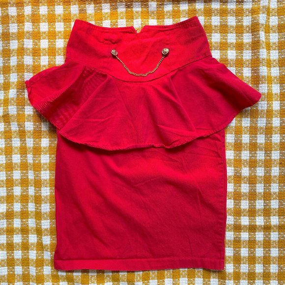 Vintage 1980s Red Cotton High Waist Skirt with Ruffle Detail and Gold Chain - Picture 8 of 10